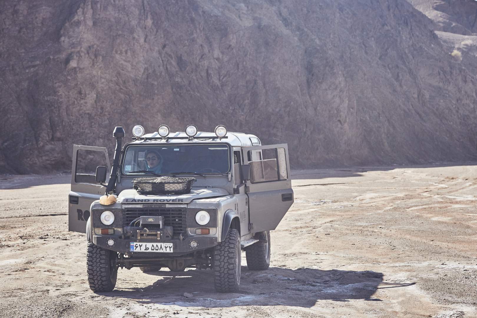 SURFPERSIA Guide interacting with travelers